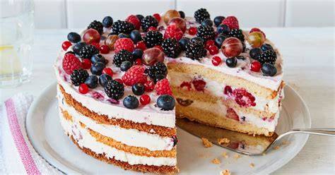 Backen: Torte mit Sahnetuffs und Beeren