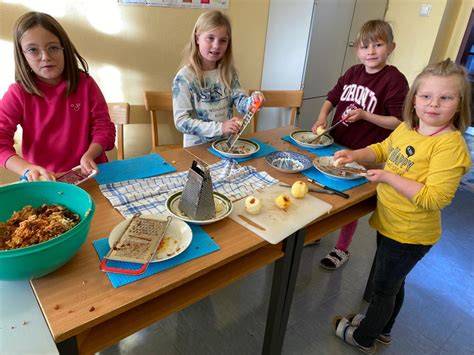 Backen eines Blechkuchens mit Kindern - gemeinsames Streusel-Verteilen