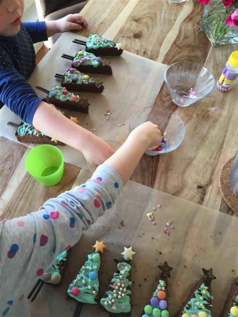 Backen mit Kindern, kreatives Dekorieren am Tisch