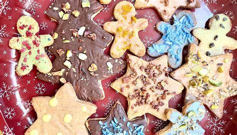 Backen mit Kindern: Bunte Ausstechplätzchen mit Streuseln und Mini-Smarties