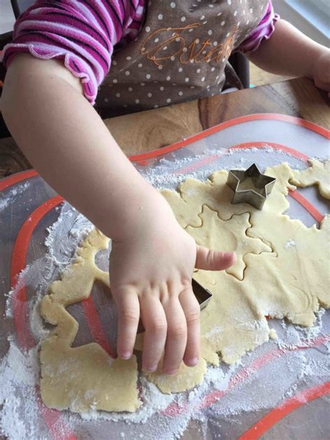 Backen mit Kindern - Spaß beim Formen und Dekorieren der Plätzchen