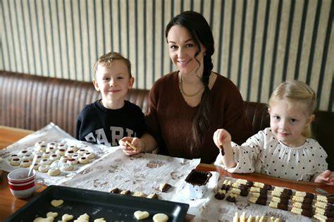 Backen mit der Familie: Kinder beim Plätzchenausstechen