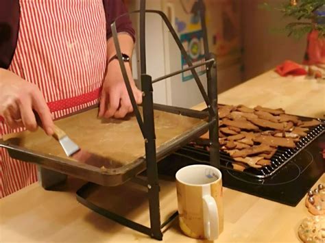 Backen und Abkühlen der Marmeladenplätzchen auf Gitter