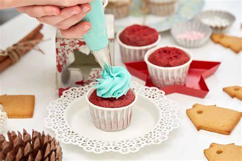 Backen und Dekorieren: Fondantüberzug, Silikonformen und Frosting auf einem Kuchen