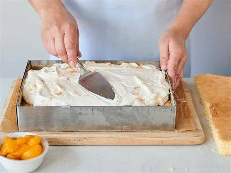 Backen und Schneiden des Biskuitbodens