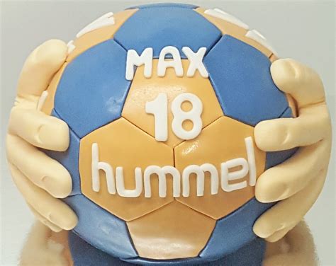 Backen und Stäbchenprobe Handball Torte