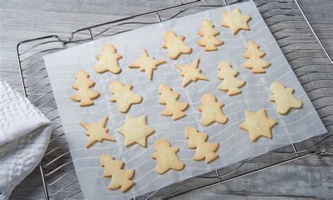 Backfertige Orangenbiskuit Plätzchen auf Gitter
