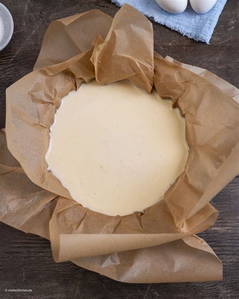 Backform mit überstehendem Backpapier für Basque Cheesecake