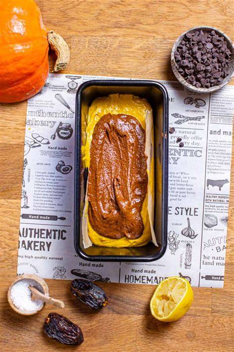 Backform mit Kürbis-Schokoladenmarmorkuchen Teig vor dem Backen