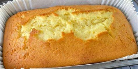 Backform mit Rührkuchen im Ofen