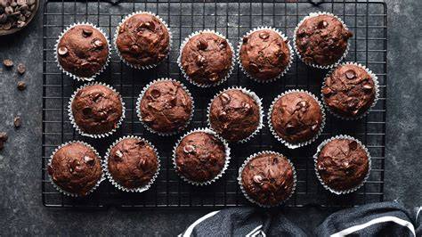 Backform mit Schokoladen-Rührkuchen und Muffins