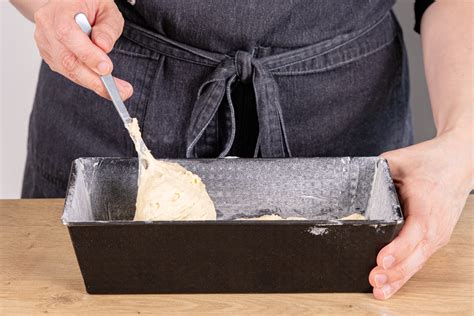 Backform mit vorbereitetem Käsekuchenteig vor dem Backen
