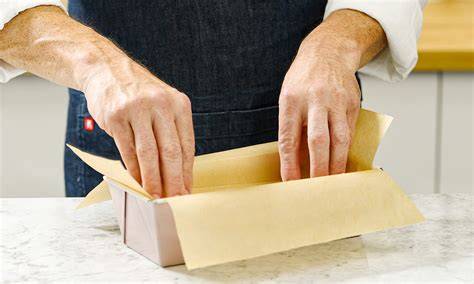 Backformen gefettet und mit Backpapier ausgelegt