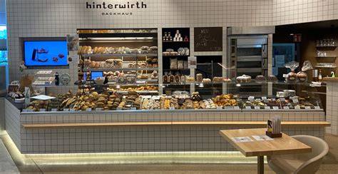 Backhaus-Filiale mit Café-Ambiente