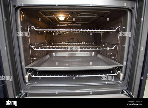 Backofen mit Baisers bei geöffneter Tür zum Auskühlen