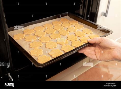 Backofen mit Cannabis-Keksen auf Backblech