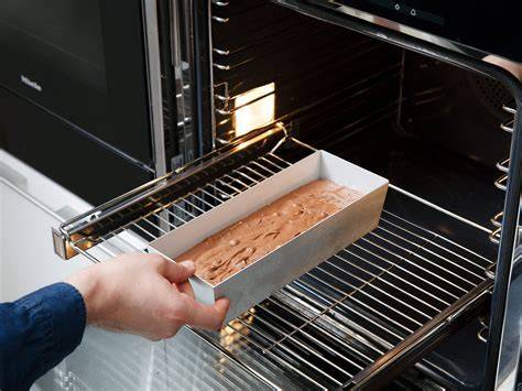 Backofen mit Käsekuchenform im unteren Drittel