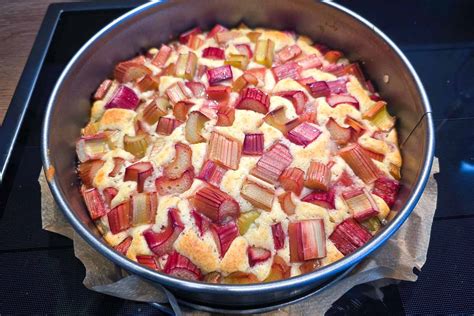 Backofen mit Springform: Rhabarberkuchen auf zweiter Schiene von unten