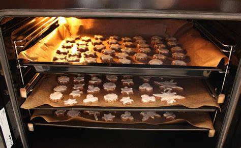 Backofen mit zwei Blechen - Zimtsterne hell glasieren