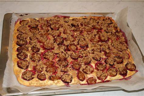 Backofen und Zutaten für Zwetschken Streuselkuchen