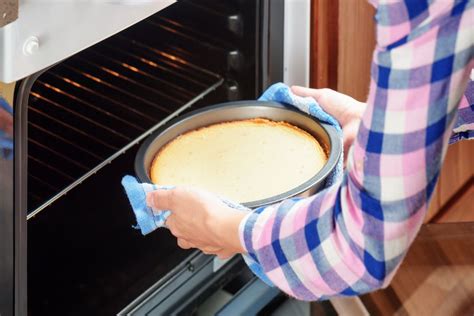 Backofen-Einschub im unteren Drittel und goldbrauner Käsekuchen