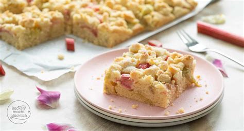 Backprozess: Teig, Obst, Streusel, frischer Rührkuchen vom Blech