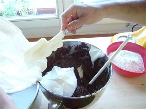 Backprozess Sachertorte mit Teig und Eischnee