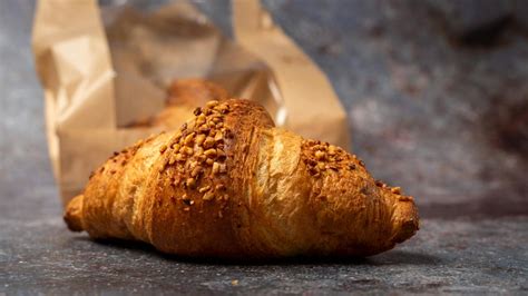 Backprozess und Optik der fertigen Nuss-Nougat-Croissants