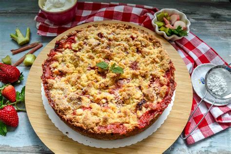 Backschema: Schichtenfolge Boden - Schmand - Rhabarber - Streusel