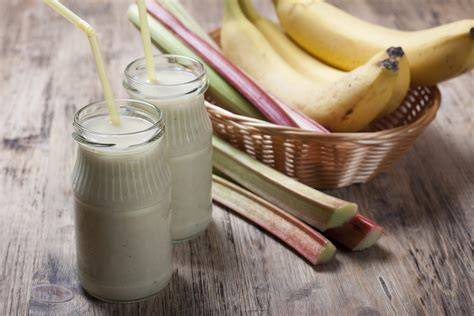Backschritte: Rhabarber und Banane vermengen