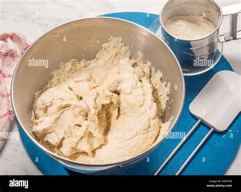 Backschritte: Teig rühren, Formen vorbereiten, Backen