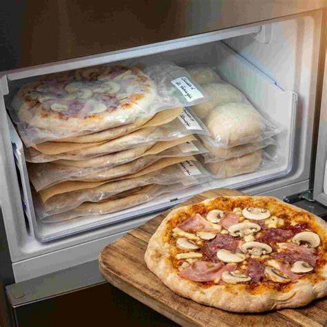 Backschritte: Tiefkühlpizza auspacken, auflegen, backen, servieren