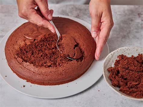 Backschritte Maulwurfkuchen: Teigmischung, geformter Boden, Backen