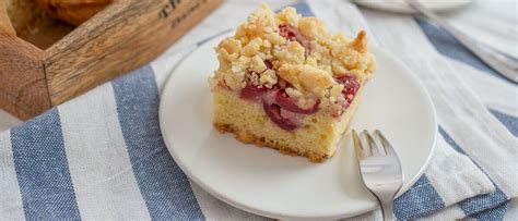 Backschritte Zitronen-Streuselkuchen: Teig, Streusel und Kuchenstück