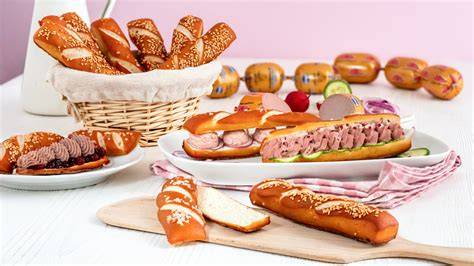 Backschritte eines Erdbeer-Rührkuchens (Teigherstellung, Formen, Backen)