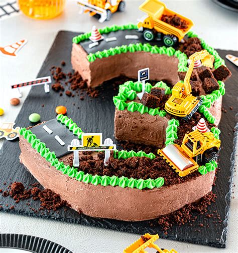 Backset für Bagger Torte mit Zutaten und Dekoration