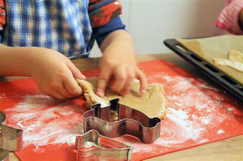 Backspaß mit Kindern: Kugeln formen und Mulden drücken
