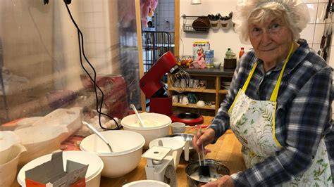 Backstube Kuchentratsch - Omas beim Backen