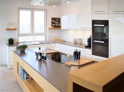 Backstube in Kempten mit Küchenblock und Holztisch