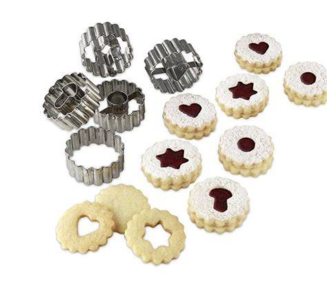 Backutensilien: Ausstechformen und Teigrolle für Linzer Plätzchen