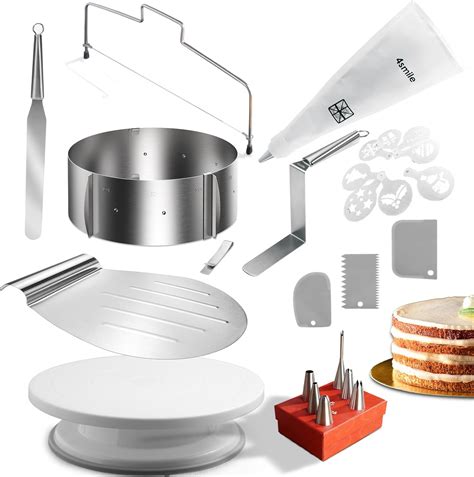Backutensilien: Schneebesen, Winkelpalette, Tortenring, Springform und Spritzbeutel