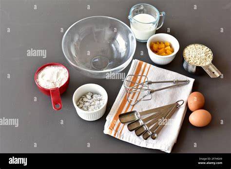 Backutensilien und Zutaten