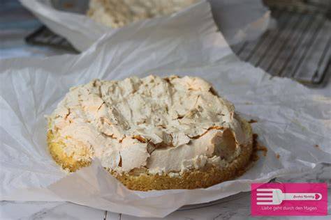 Backvorgang: Teigkneten, Baiser zubereiten und Torte füllen - Schritt-für-Schritt-Darstellung