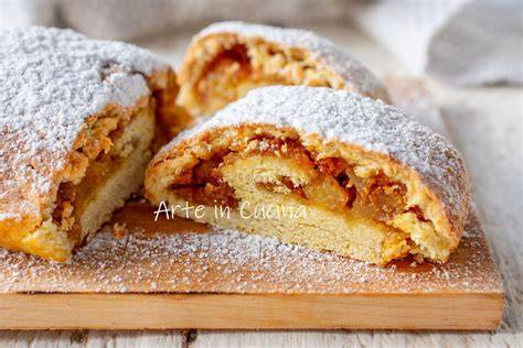 Backvorgang und fertige Mürbeteigrolle mit Marmelade