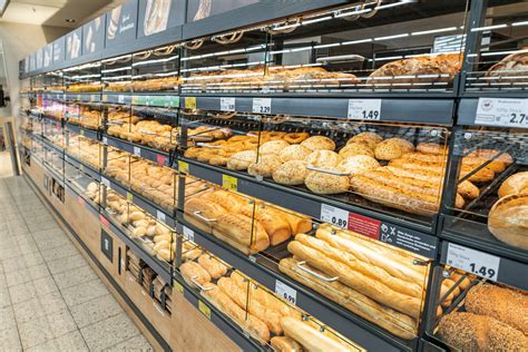Backwaren im Supermarktregal (Croissant-Dosen prominent sichtbar)