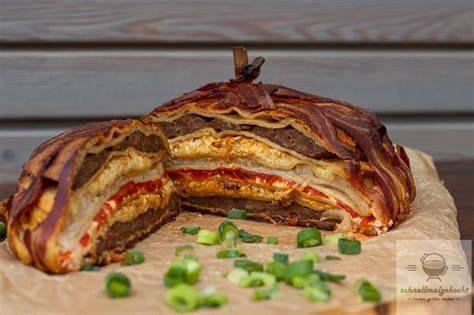 Bacon Bratwurst Torte vom Grill mit geschichtetem Inhalt