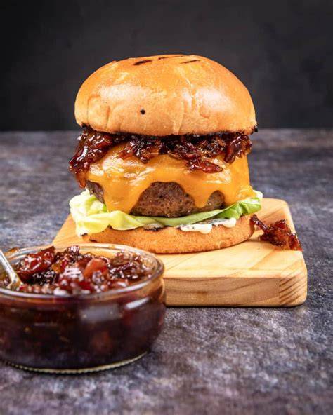 Bacon Jam auf Burger und Käseplatte