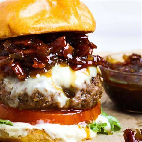 Bacon Jam serviert auf einem Burger als Topping