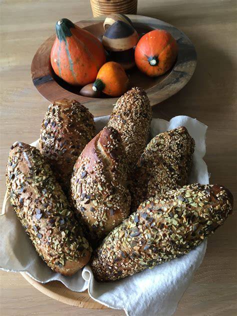 Baguettebrötchen auf einem Backrost, goldbraun