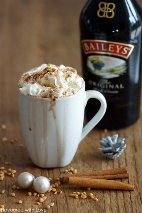 Baileys Hot Chocolate im Becher mit Sahne und Schokoraspeln